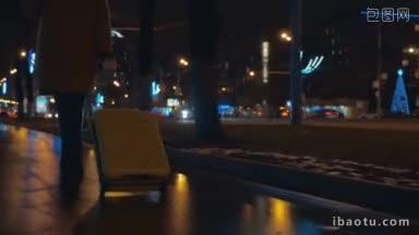 斯坦尼康的背面和低角度拍摄的一个女人走在晚上的城市与手推车袋的背景